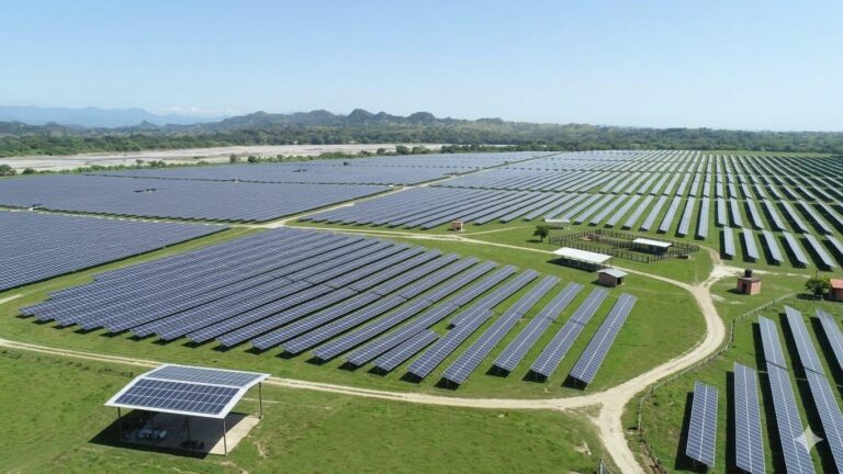 Imagen Render con AI campo de paneles solares Solterra